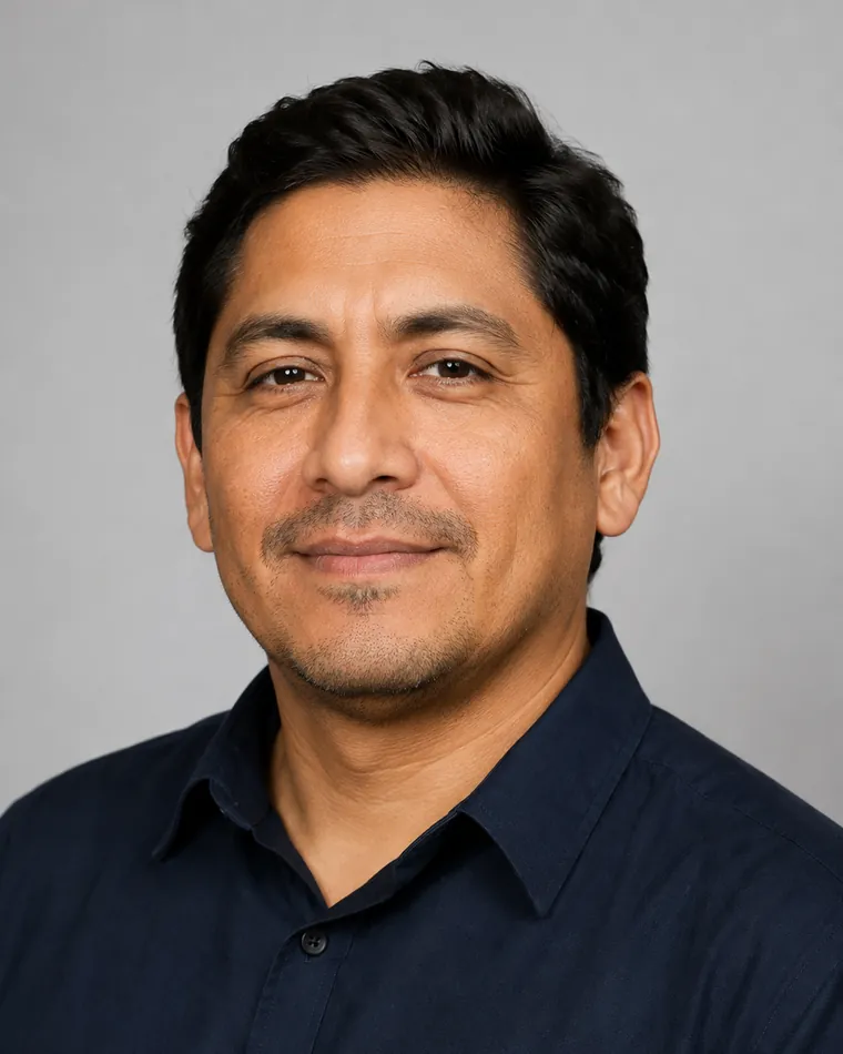 Retrato de Renzo Álvarez Ttito, gerente de operaciones de FamiliaPlay Perú